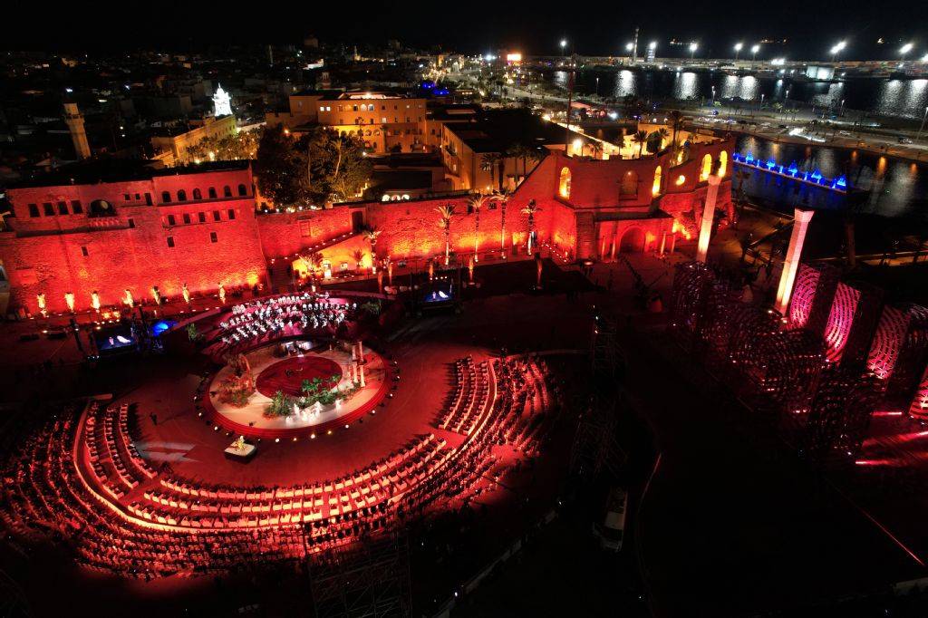 أزمة السيولة واحتياجات المواطنين تفجّران جدلاً حول «مشاريع التنمية»