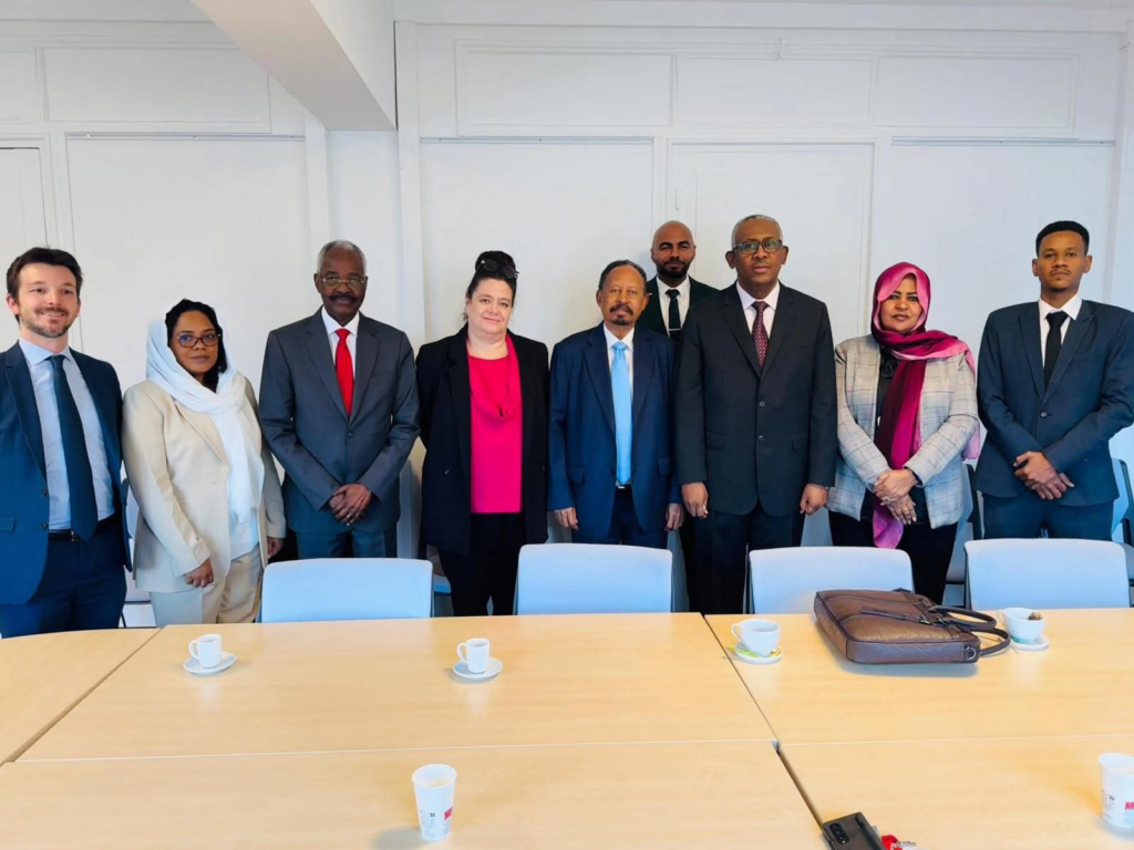 د. عبد الله حمدوك خلال لقائه مسؤولين بوزارة الخارجية الفرنسية في باريس